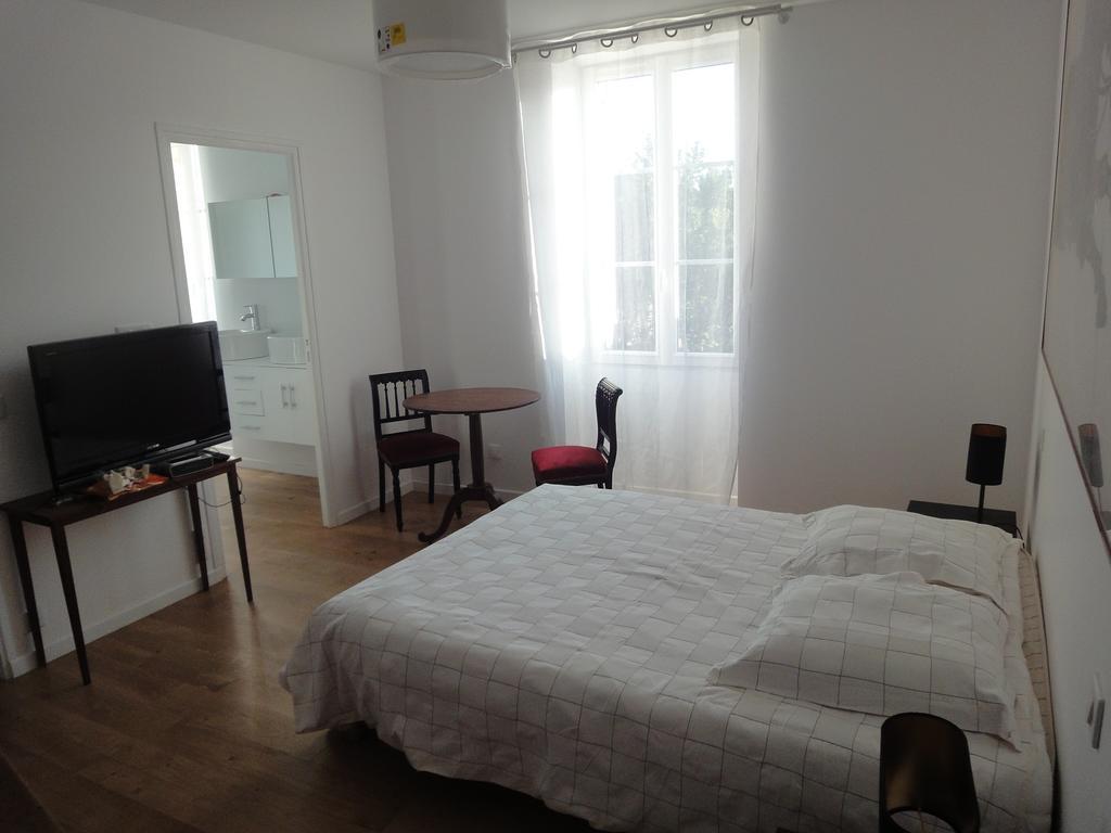 La Villa Du 15 - Chambres Independantes & Autonomes Du Restaurant La Maison - Clim Et Piscine Chauffee - Lit King Size Les Eyzies 部屋 写真